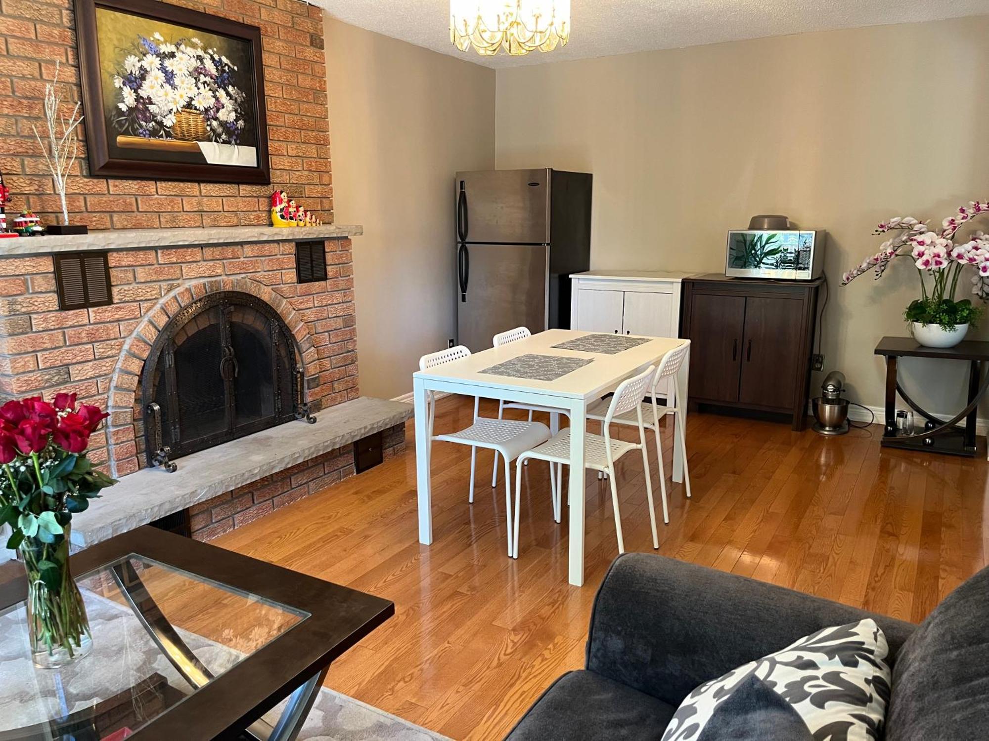Comfort Rooms Near Toronto Airport Місісаґа Екстер'єр фото